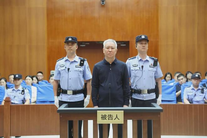 许家印一审无期:恒大的每一个冠军奖杯,如何成了资本杠杆?