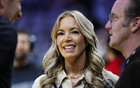 珍妮·巴斯阻止兄妹卖湖人股份,听证会推迟至12月8日